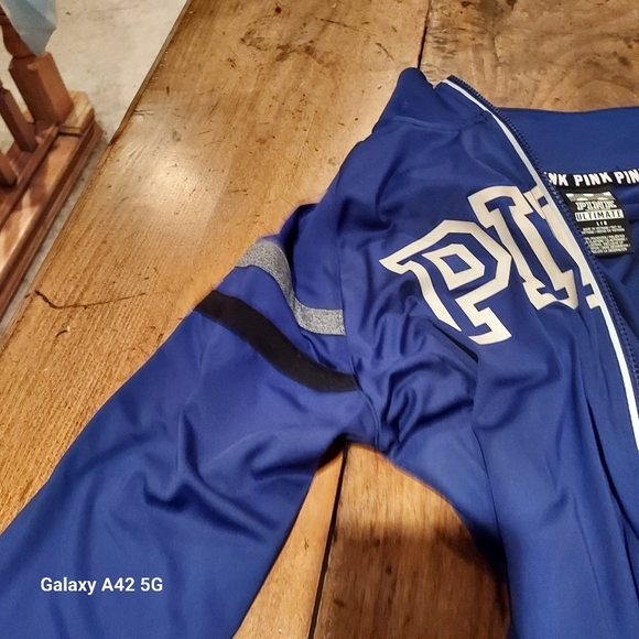 Pink brand running top - Picture 2 of 6